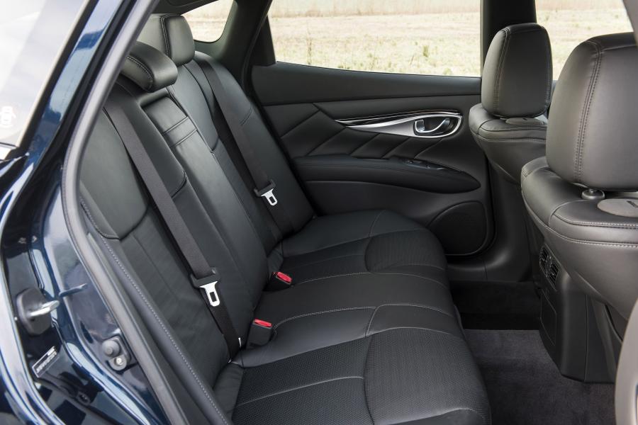  Infiniti Q70 S 2015 года  (UK) (фото 18 из 21)